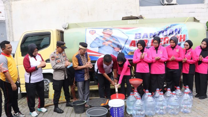 *Polresta Tangerang Distribusikan Bantuan Air Bersih ke Warga Sentul Balaraja*