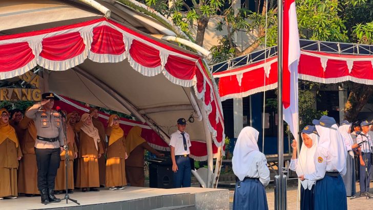 Kapolsek Tigaraksa Jadi Pembina Upacara di SMPN 1 Tigaraksa, Sampaikan Edukasi Pencegahan Kenakalan Remaja, Narkoba, Bahaya Kebakaran dan Pelecehan Seksual*