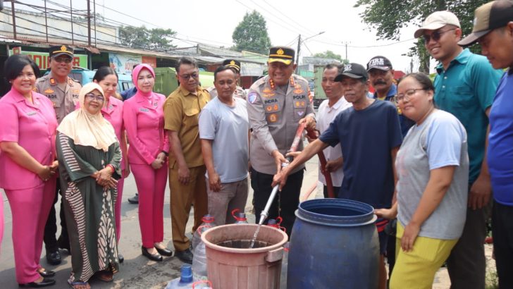 *Polresta Tangerang Salurkan Bantuan Air Bersih ke Tiga Titik di Tigaraksa* 