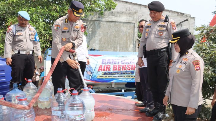 Respons Keluhan Warga Soal Kekeringan, Polresta Tangerang Salurkan Bantuan Air Bersih ke Panongan