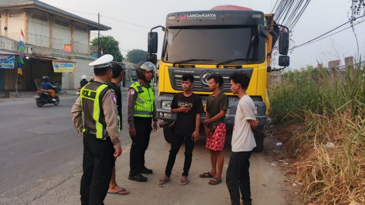 *Kapolsek Pasar Kemis Tegaskan Tak Ada Pembiaran, Kendaraan Berat di Bahu Jalan Langsung Ditertibkan*
