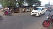Polisi Hadir Sejak Pagi, Personel Polsek Pasar Kemis Atur Arus Lalu Lintas di Simpang Leles