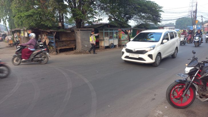 Polisi Hadir Sejak Pagi, Personel Polsek Pasar Kemis Atur Arus Lalu Lintas di Simpang Leles