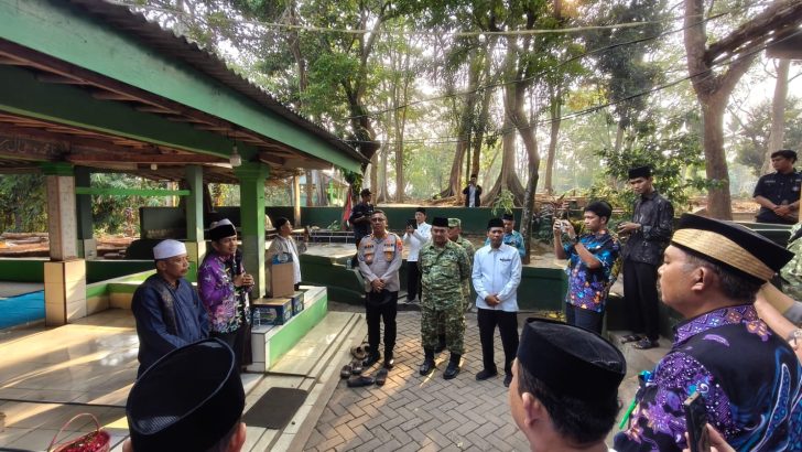 *Polsek Tigaraksa Bersama Forkopimcam Ziarah ke Makam Keramat Mbah Buyut Badra dan Raden Mas Kencana*