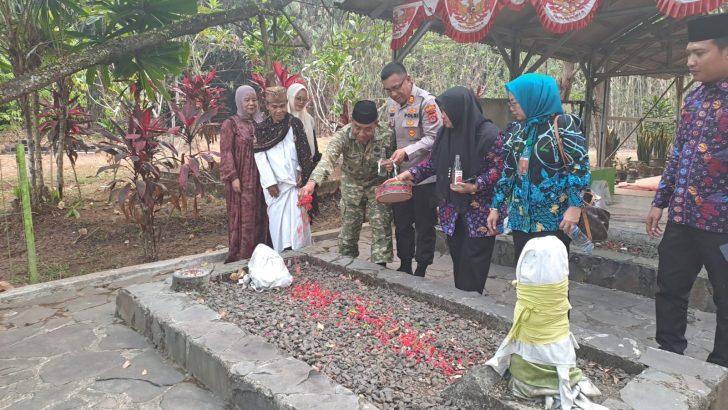 *Polsek Tigaraksa Gelar Tabur Bunga di Makam Keramat Kimaslaeng dalam Rangka HUT RI ke-81*