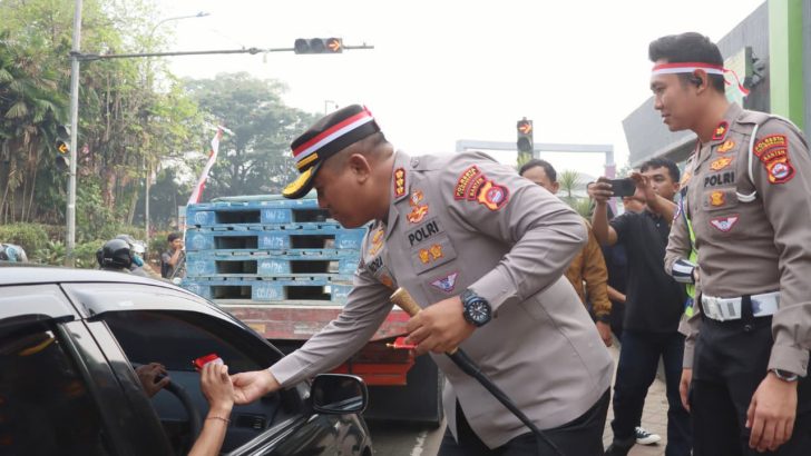 *Jelang Hari Kemerdekaan, Polresta Tangerang Bagikan Bendera Merah Putih ke Pengendara*