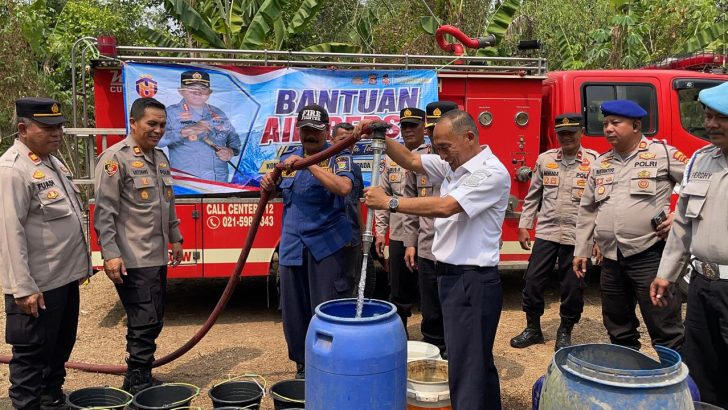 *Kemarau Panjang, Polresta Tangerang Salurkan 10 Ribu Liter Air Bersih untuk 150 KK di Serdang Kulon*