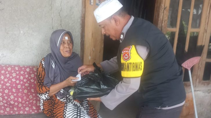 Bhabinkamtibmas Polsek Mauk Melaksanakan Bakti Sosial Di Desa Kemiri