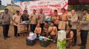 Polsek Rajeg Polresta Tangerang mengadakan lomba panjat pinang dalam rangka memeriahkan HUT RI Ke-81