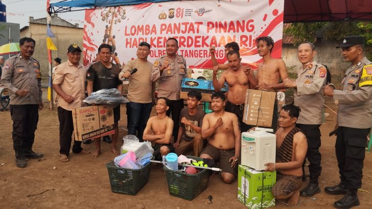 Polsek Rajeg Polresta Tangerang mengadakan lomba panjat pinang dalam rangka memeriahkan HUT RI Ke-81