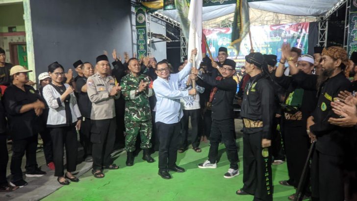 Perkuat Silaturahmi dan Pelestarian Budaya, Bhabinkamtibmas dan Babinsa Desa Kelebet Hadiri Ritual Ketheran Tjimande TTKKBI