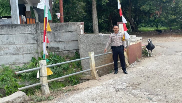 Bhabinkamtibmas Mekarbakti Cek Jembatan Penghubung Citra Raya dan Kampung Baru