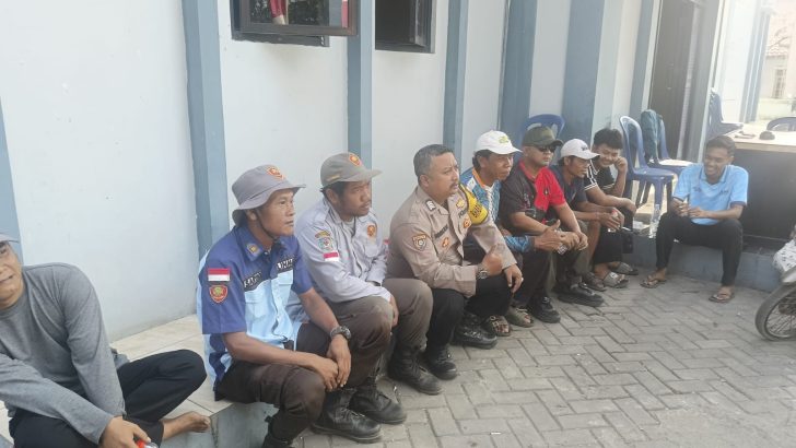 Dekatkan Diri dengan Warga Margamulya, Bhabinkamtibmas Polsek Mauk Gelar “Ngariung” (Ngobrol Sembari Jaga Kampung)