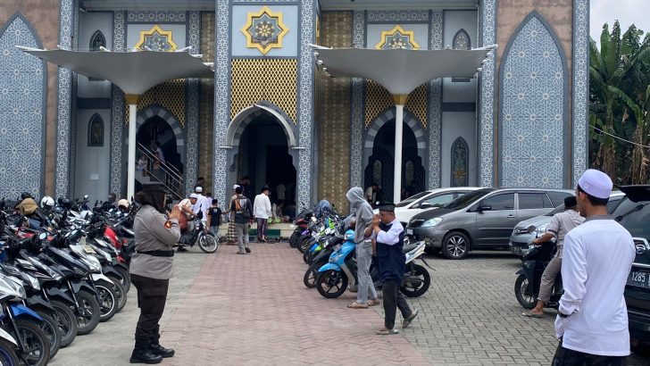 Polwan Polresta Tangerang Amankan Sholat Jumat, Jemaah Nyaman Beribadah
