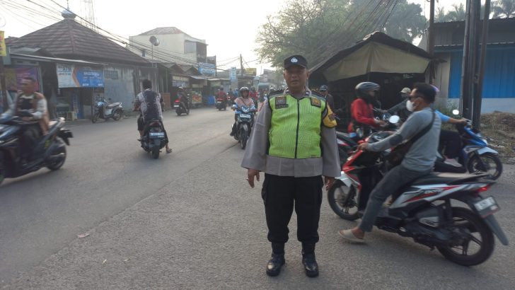 Polsek Pasar Kemis Gelar Pengaturan Lalu Lintas Pagi, Antisipasi Kemacetan di Pertigaan Leles