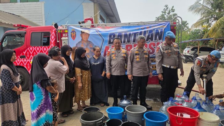 Polresta Tangerang Salurkan Bantuan Air Bersih ke Suka Asih Pasar Kemis
