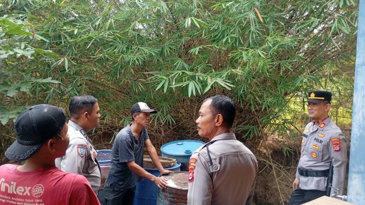 BARU MENJABAT, KAPOLSEK TIGARAKSA AKP IWAN WAHYUDI, S.H. BERSAMA JAJARAN TINJAU LOKASI UNTUK RENCANA PEMBANGUNAN JEMBATAN MERAH PUTIH PRESISI