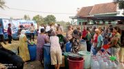 Polsek Kresek Polresta Tangerang Distribusikan Ribuan Liter Bantuan Air Bersih ke Jengkol Kresek