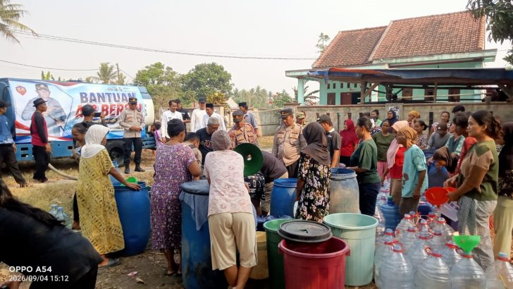 Polsek Kresek Polresta Tangerang Distribusikan Ribuan Liter Bantuan Air Bersih ke Jengkol Kresek