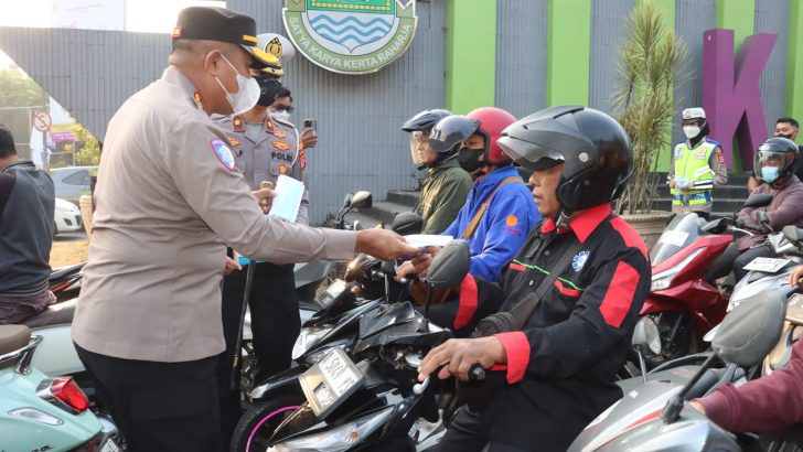 Antisipasi Dampak Abu Vulkanik GAK, Polresta Tangerang dan Polsek Jajaran Bagikan Masker ke Pengguna Jalan