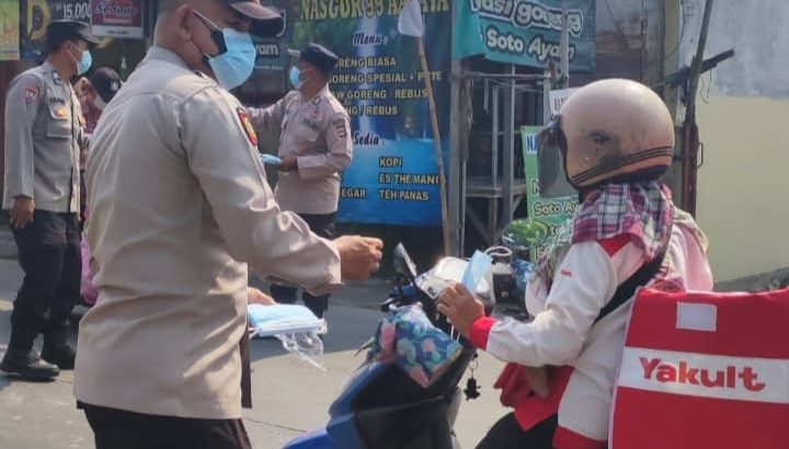 Polsek Kresek Polresta Tangerang Bagikan Masker ke Pengguna Jalan, langkah Antisipasi Dampak Abu Vulkanik GAK