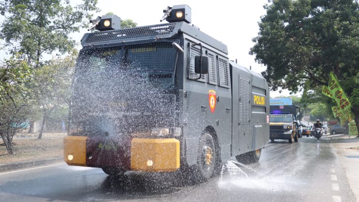 Water Canon Polresta Tangerang Dikerahkan Bersihkan Jalan dari Abu Vulkanik GAK