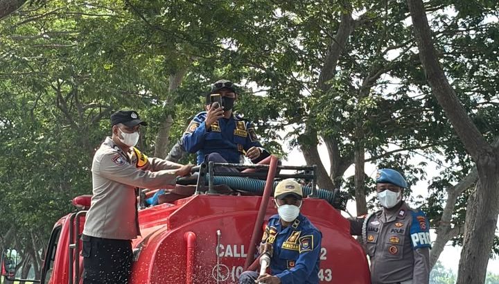 Polsek Mauk Bersama Damkar Laksanakan Penyemprotan Jalan Raya Antisipasi Dampak Abu Vulkanik