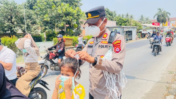 Polsek Mauk Bagikan Masker kepada Pengguna Jalan untuk Antisipasi Dampak Abu Vulkanik