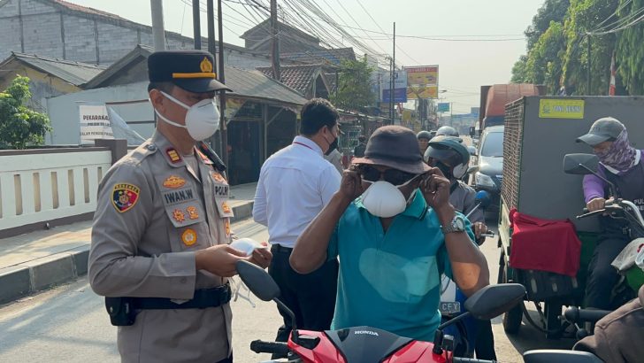 Polsek Tigaraksa Tuntas Laksanakan Apel Pagi, Kapolsek Bagikan Masker Dampak Erupsi Anak Gunung Krakatau Krakatau