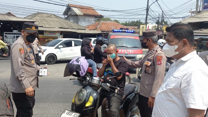 Antisipasi Aktivitas Anak Krakatau, Polsek Panongan Bagikan Masker kepada Pengguna Jalan