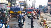 Polsek Pasar Kemis Siram Jalan, Kurangi Dampak Debu Abu Vulkanik Demi Keselamatan Pengendara