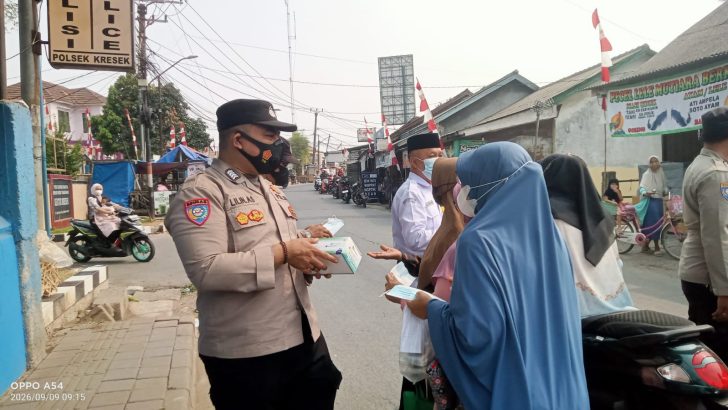 Polsek Kresek Polresta Tangerang Bagikan Masker ke Pengguna Jalan, langkah Antisipasi Dampak Abu Vulkanik GAK