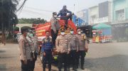 Polsek Tigaraksa Bersama Damkar Kabupaten Tangerang Laksanakan Penyemprotan Jalan Raya Dampak Abu Vulkanik Anak Gunung Krakatau