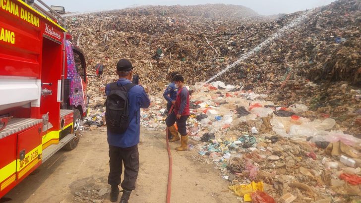 Cegah Kebakaran Sampah, Personel Polsek Mauk Bersama Damkar Lakukan Pembasahan di TPA Jatiwaringin