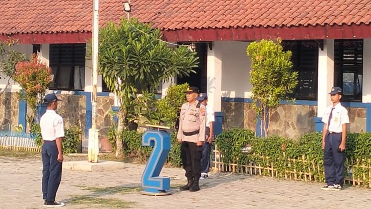 Bhabinkamtibmas Polsek Kresek pimpin Upacara di SMPN 2 Kecamatan Kresek Kabupaten Tangerang