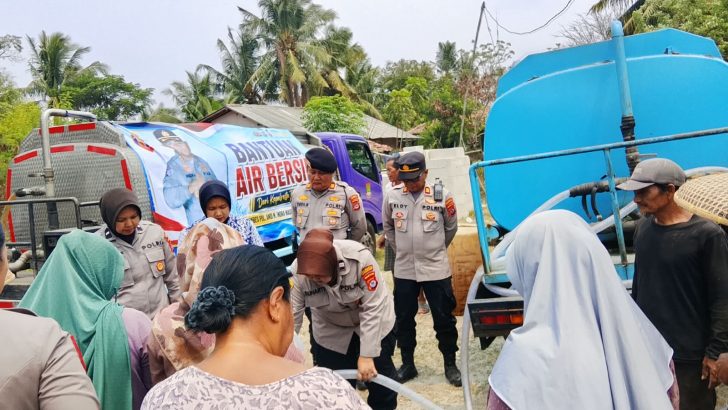Polsek Kresek Polresta Tangerang Distribusikan Ribuan Liter Bantuan Air Bersih ke Sidoko Gunung Kaler