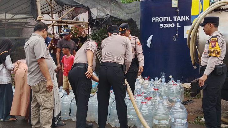 Polri Peduli, 5.000 Liter Air Bersih Disalurkan untuk Warga Serdang Kulon