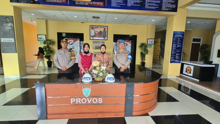 Pastikan Tetap Siaga, Provos dan Pamapta Kontrol Piket Lobby Polwan