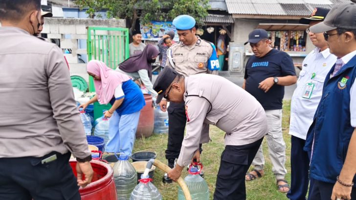 Polsek Kresek Polresta Tangerang Distribusikan Ribuan Liter Bantuan Air Bersih ke Kp. Kandang Gede Kresek