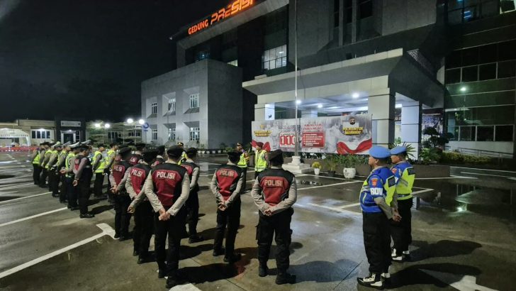Provos Cek Kesiapsiagaan Personel pada Apel Malam Polresta Tangerang