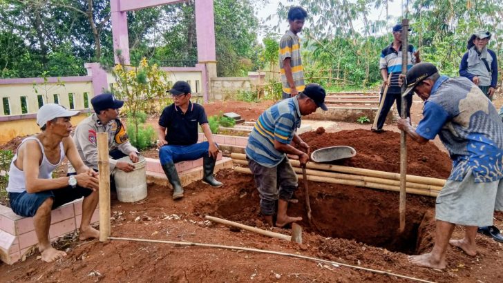 Wujud Kepedulian Polri, Bhabinkamtibmas Polsek Panongan Sambangi Keluarga Warga Berduka