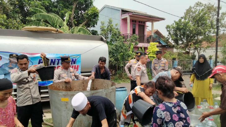 Polresta Tangerang Salurkan 9.000 Liter Air Bersih untuk 200 KK Terdampak Kekeringan di Panongan