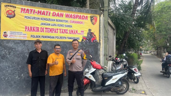 Cegah Gangguan Kamtibmas, Bhabinkamtibmas Polsek Panongan Pasang Banner Imbauan di Lingkungan Warga
