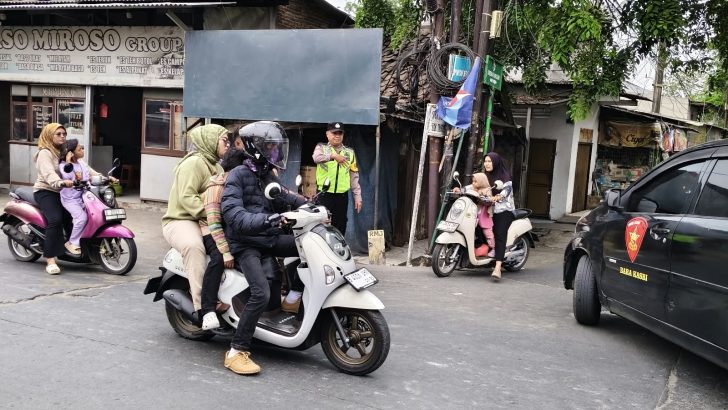 Beri Rasa Aman Bagi Pengguna Jalan, Personel Polsek Mauk Turun Jalan Pengaturan Lalu Lintas Pagi Hari