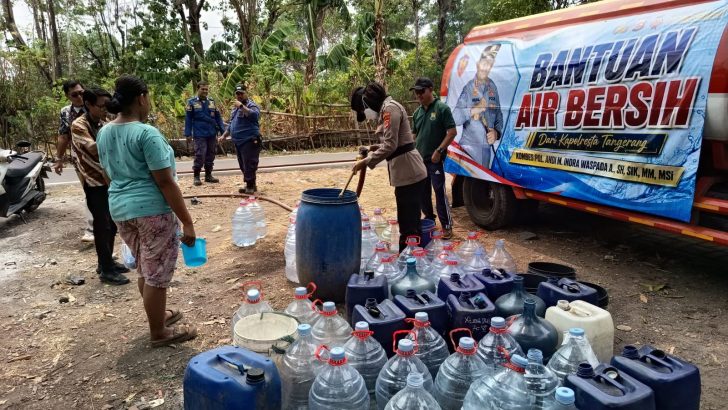 Polresta Tangerang Distribusikan Ribuan Liter Bantuan Air Bersih di Cikupa