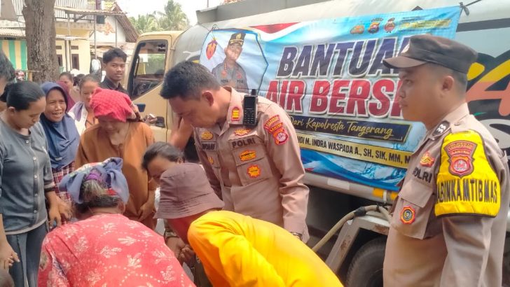 Sentuhan Kepedulian Polri: Polsek Mauk Bagikan Air Bersih Kapolresta Tangerang di Kecamatan Kemiri
