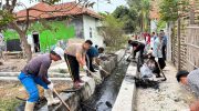 Dekat dengan Warga, Briptu Rizki Pimpin Aksi Gotong Royong Lingkungan Asri di Desa Lontar