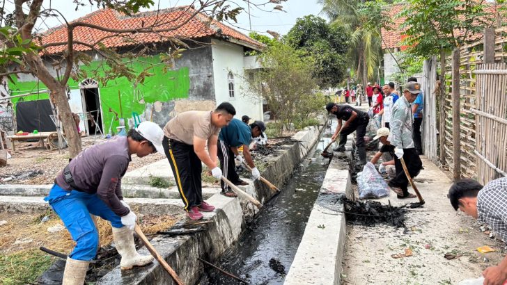 Dekat dengan Warga, Briptu Rizki Pimpin Aksi Gotong Royong Lingkungan Asri di Desa Lontar