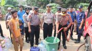 Kapolresta Tangerang Pimpin Pendistribusian Bantuan Ribuan Liter Air Bersih ke Sindang Jaya