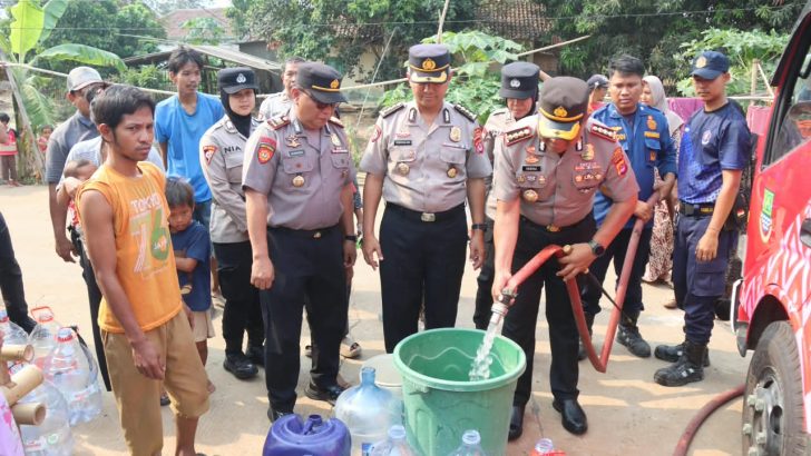 Kapolresta Tangerang Pimpin Pendistribusian Bantuan Ribuan Liter Air Bersih ke Sindang Jaya